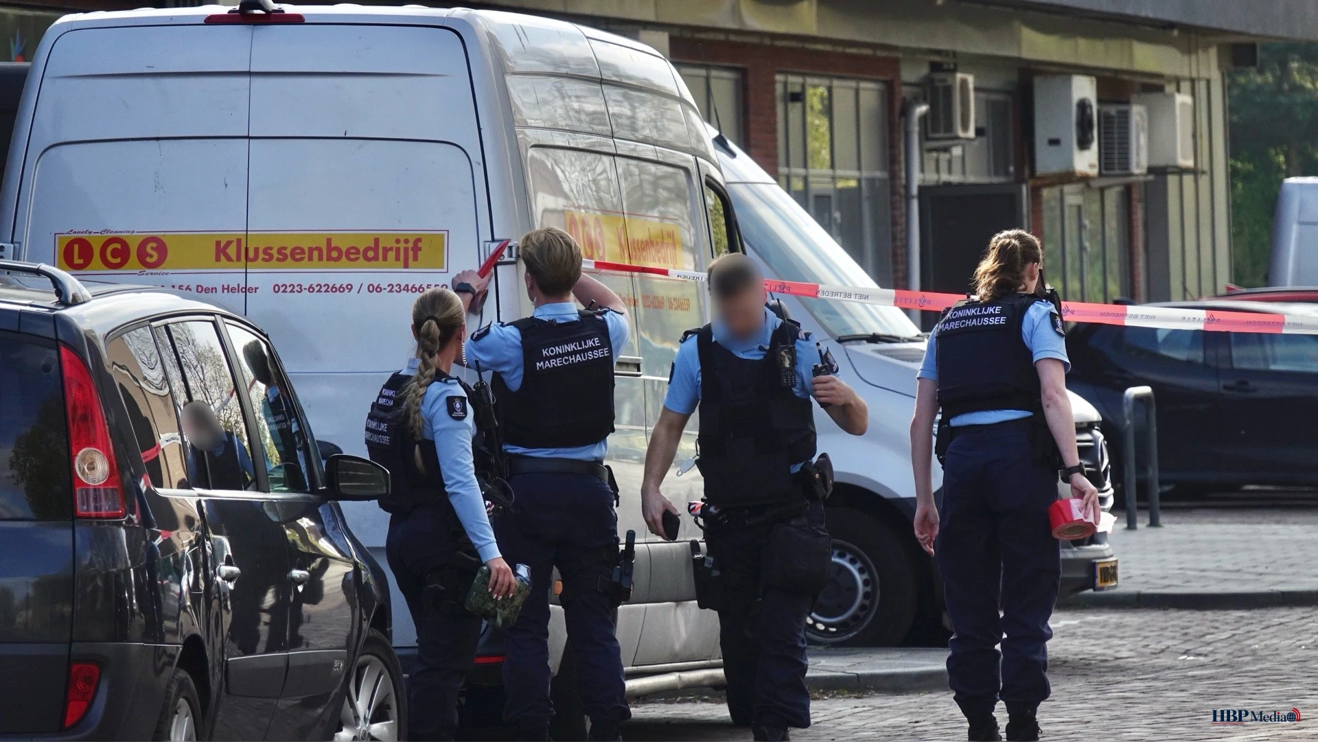 Politie en Marechaussee doen onderzoek na een schietpartij bij winkelcentrum Duinpassage in Den Helder