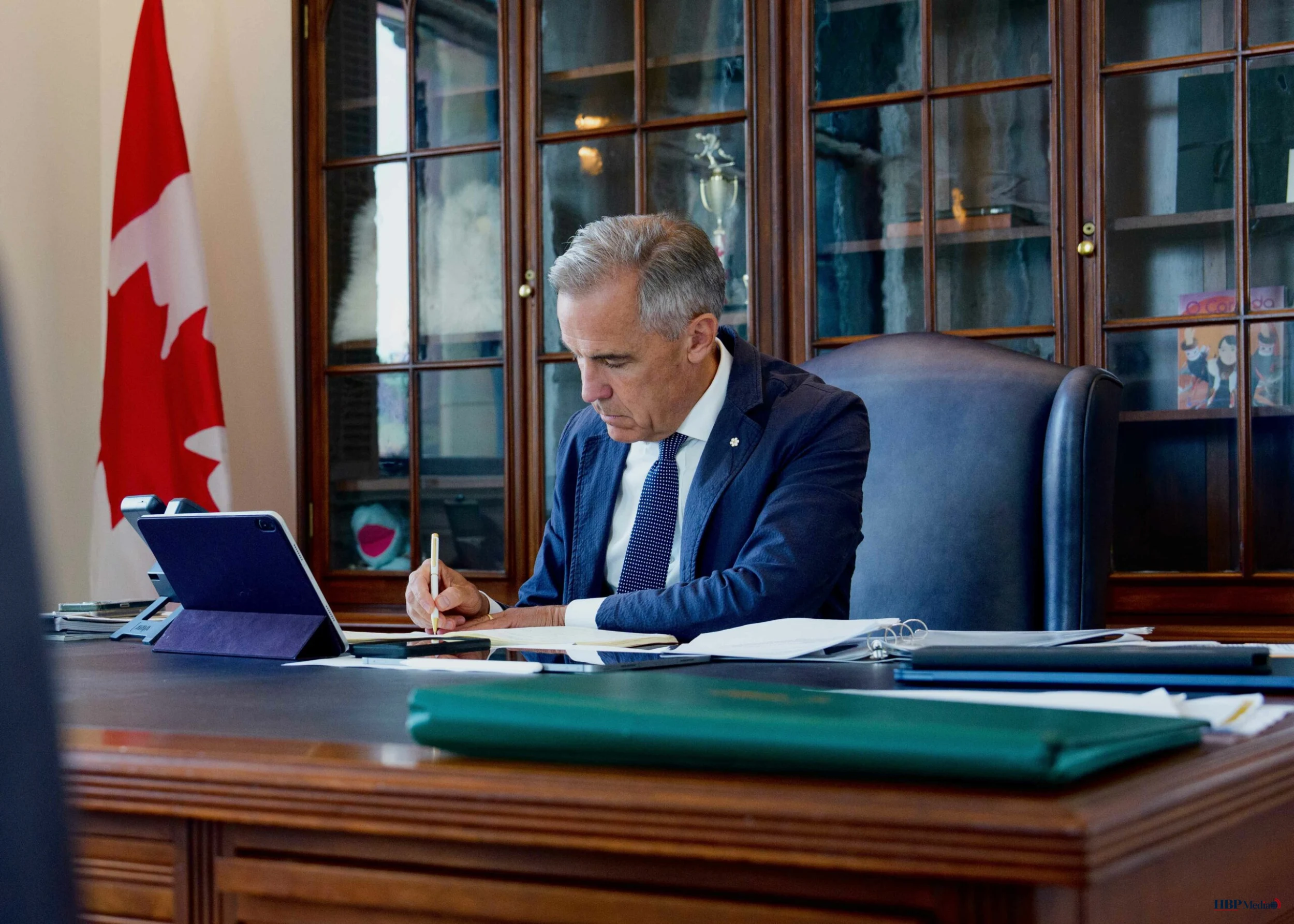 Vlaggen van Canada en de Verenigde Staten bij handelsgesprekken over importheffingen