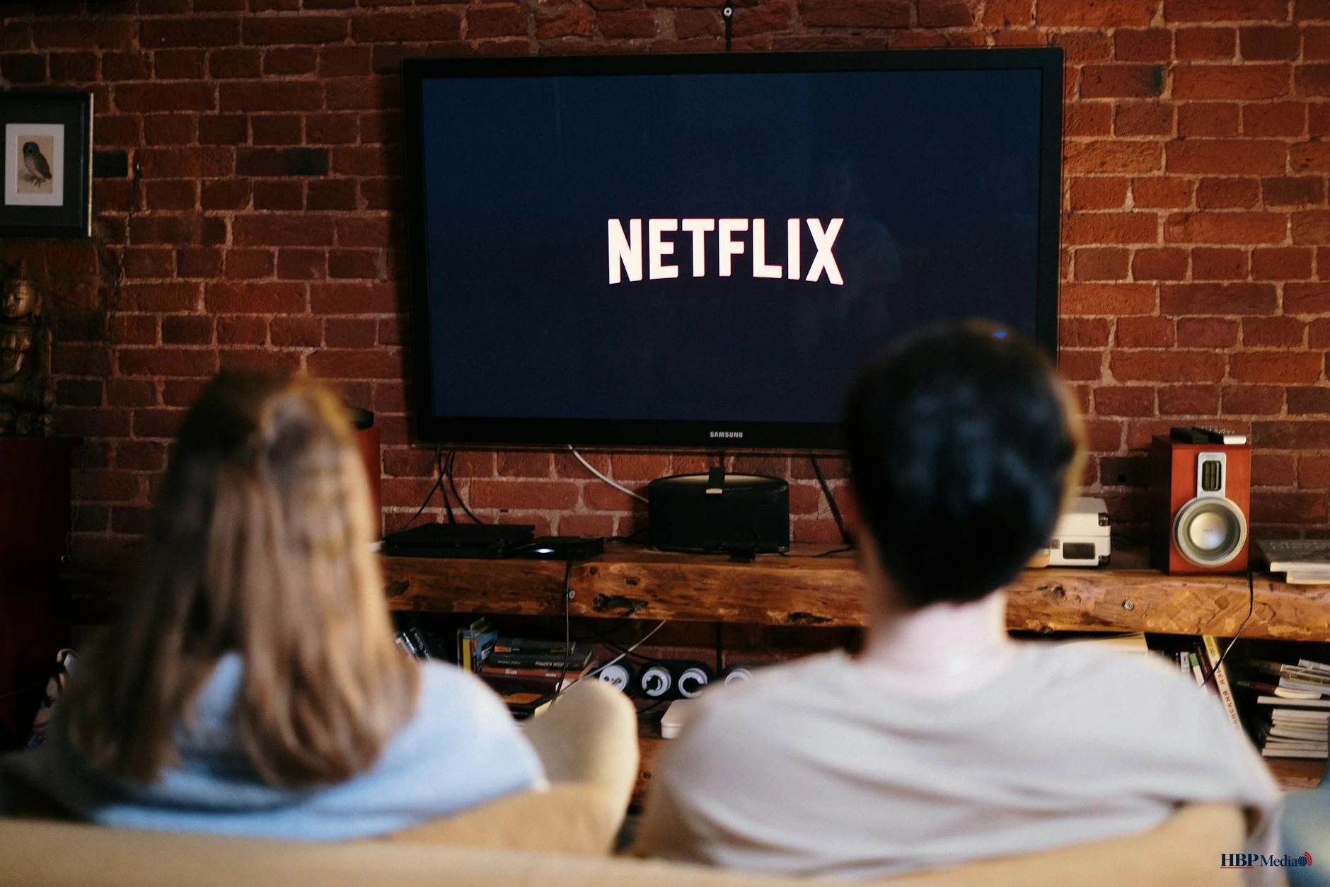 Netflix slokt HBO op: abonnees zijn de dupe De internationale mediwereld staat op zijn kop: Netflix heeft de biedingsstrijd om Warner Bros. Discovery gewonnen en neemt daarmee ook HBO over. De streaminggigant betaalt ruim 72 miljard dollar, exclusief schulden, voor de legendarische film- en televisi