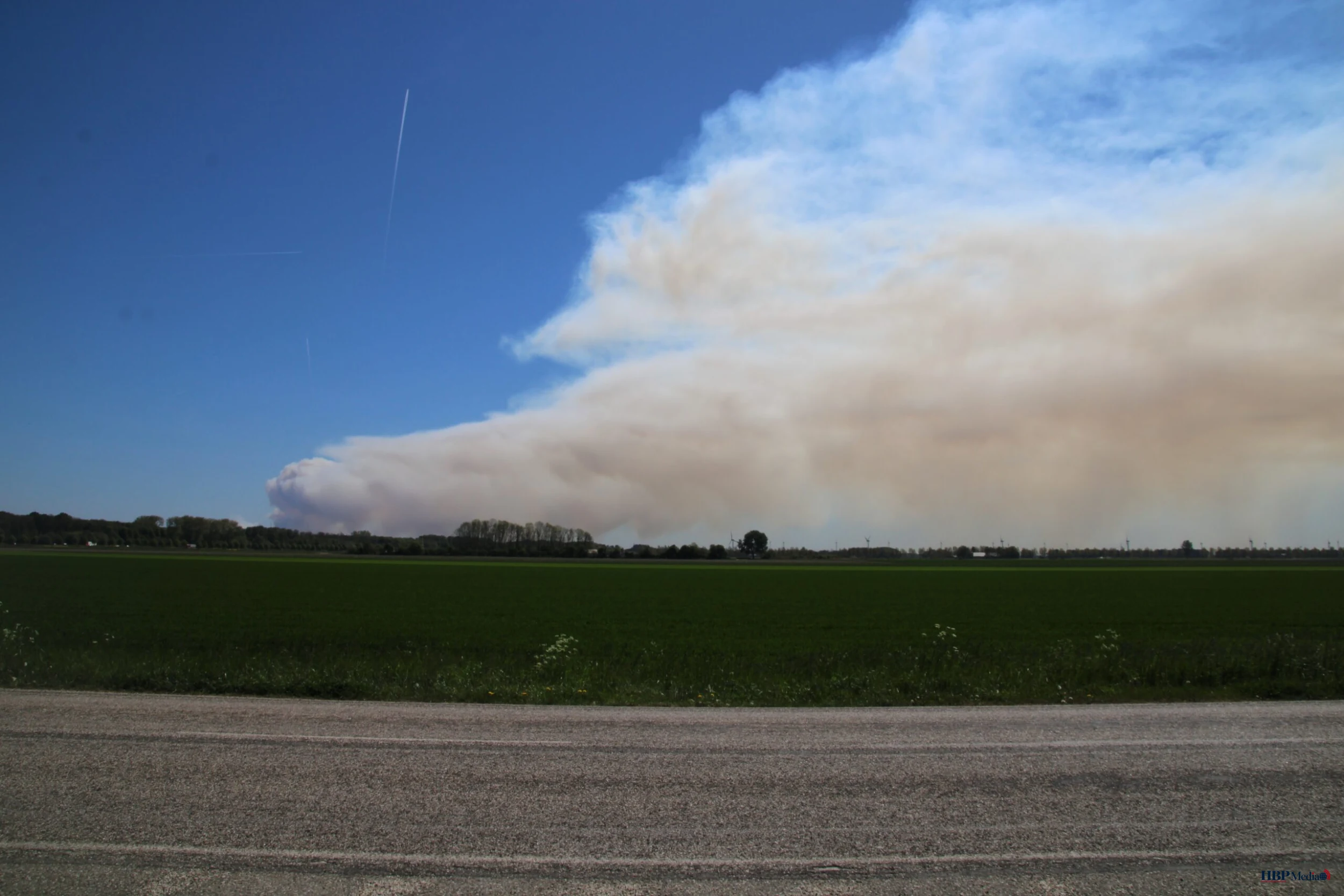 Grote rookwolken stijgen op boven de Veluwe door een natuurbrand op het artillerieschietkamp bij 't Harde.