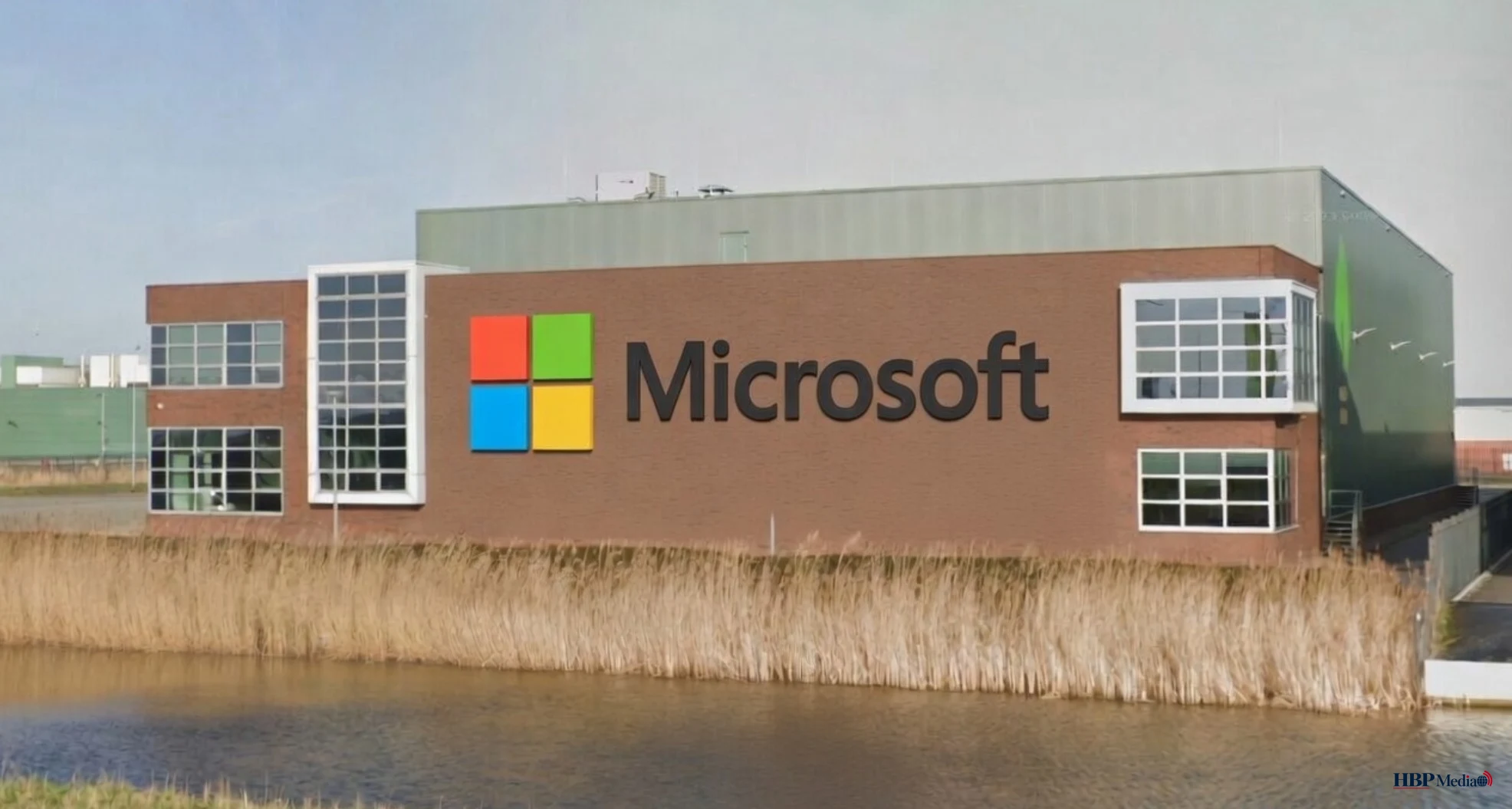 Voormalig pand van ECW Energy langs de A7 in Middenmeer waar Microsoft een Circular Center wil vestigen.