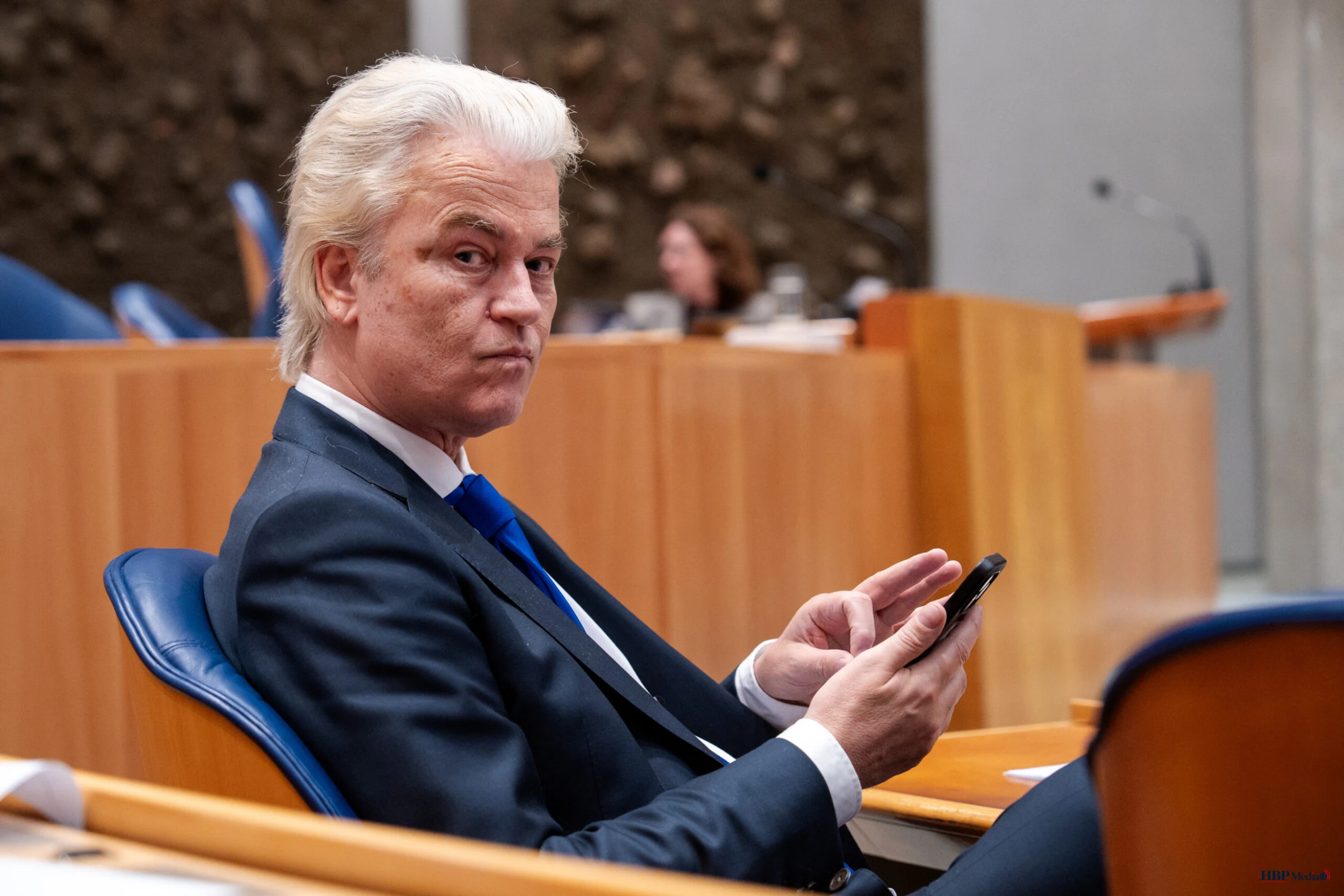 Leeggelopen PVV-campagnebord met wegwandelende lokale politici.