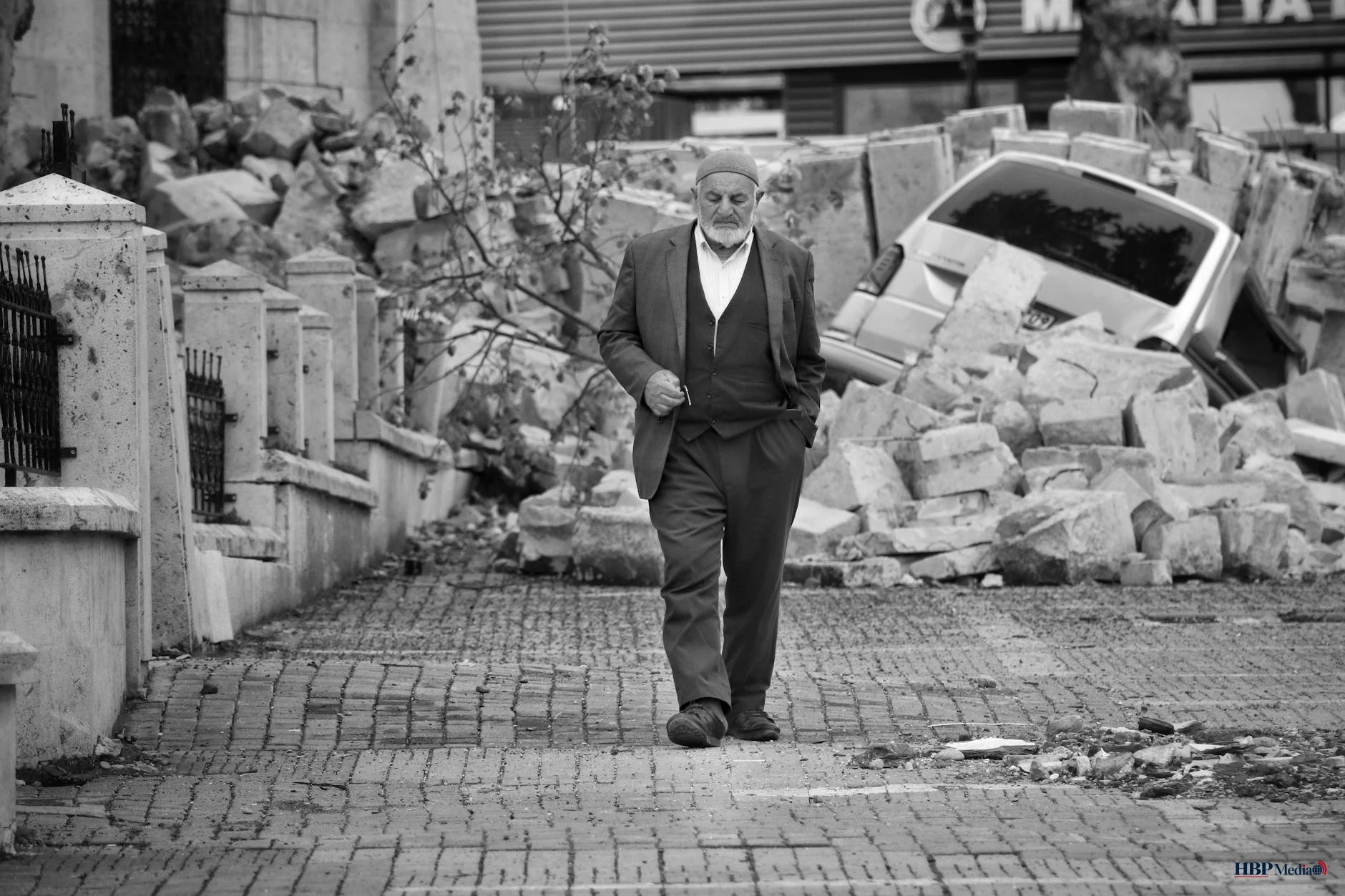 Hulpverleners ondersteunen slachtoffers in het aardbevingsgebied Turkije en Syrië.