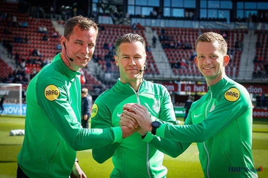 Danny Makkelie leidt een voetbalwedstrijd als scheidsrechter in internationaal verband