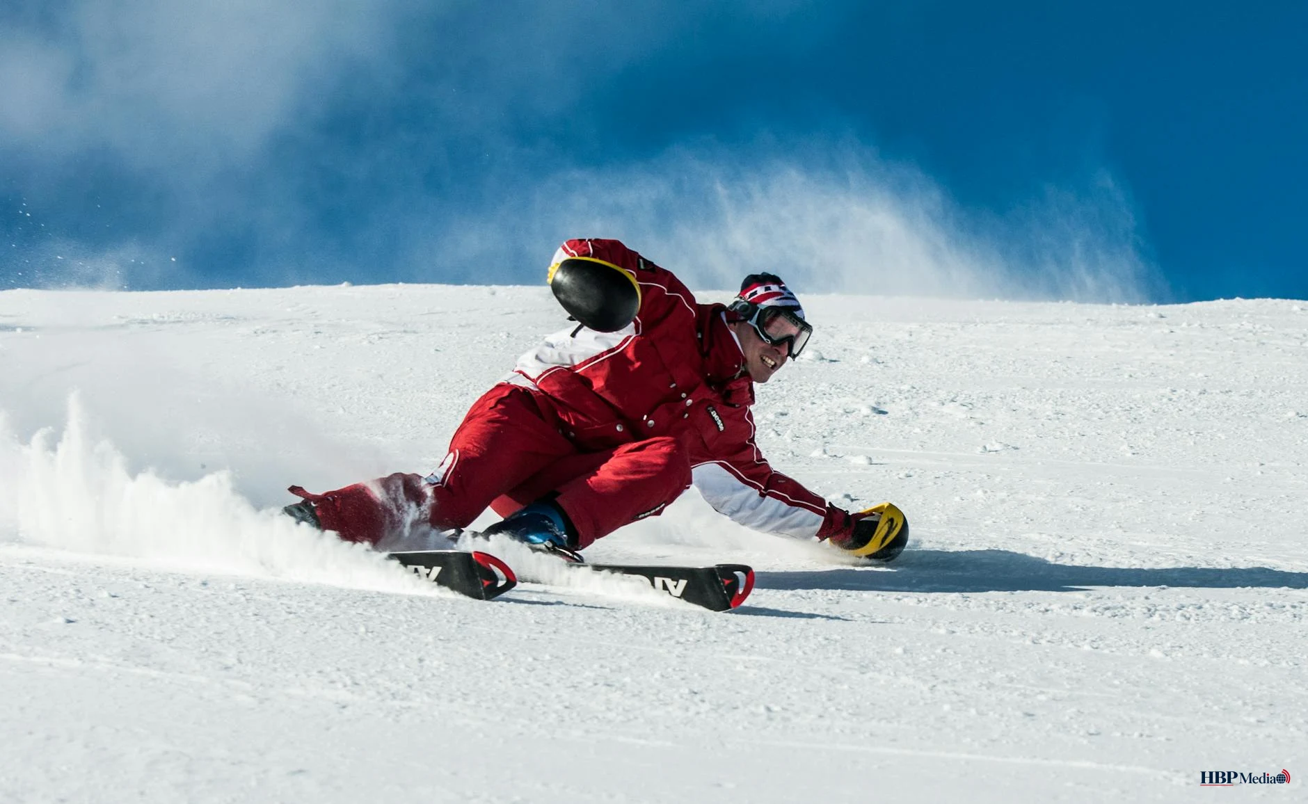 Wintersporters op de piste waar alcoholgebruik de veiligheid en verzekeringsdekking kan beïnvloeden