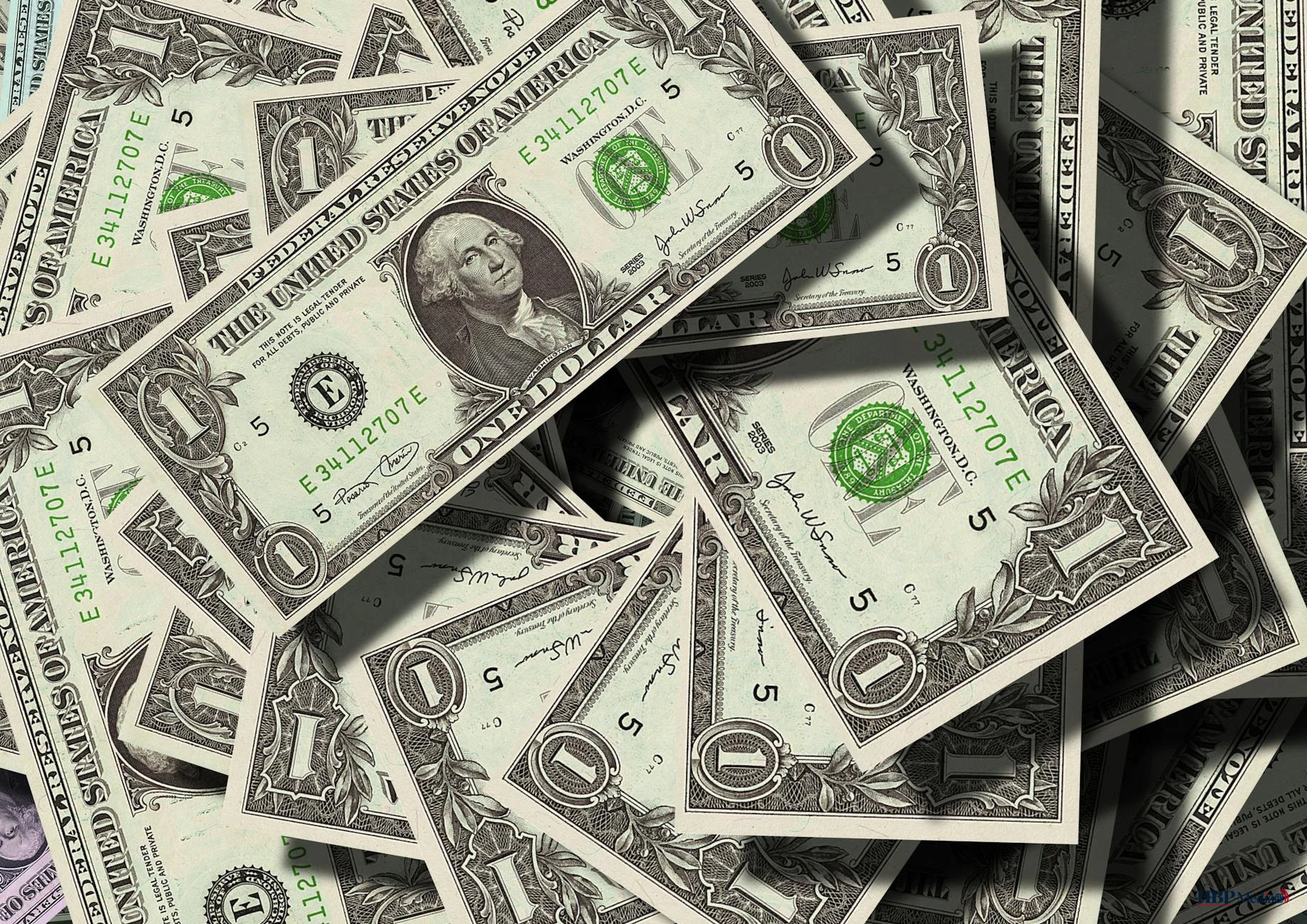 Symbolische afbeelding van een bevroren of vastgehouden valuta-icoon van de Russische roebel en de Euro.