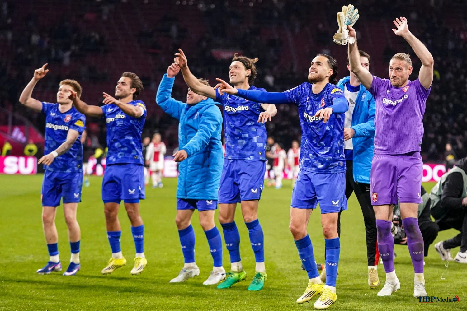 Wout Weghorst in duel tijdens Ajax - FC Twente in de Johan Cruijff ArenA