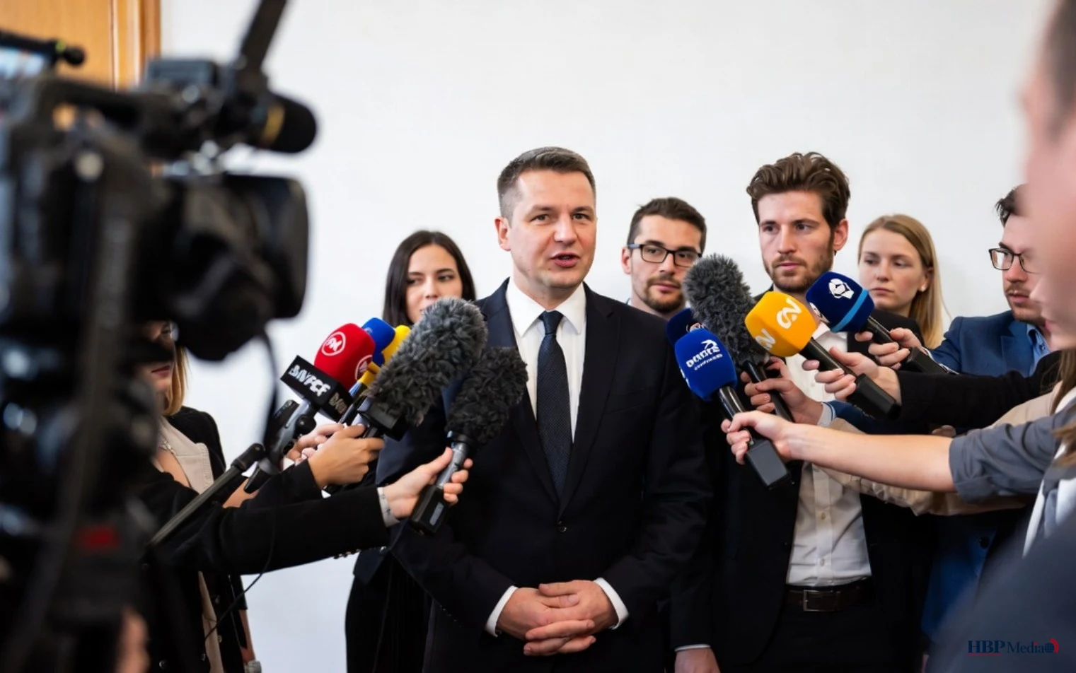 Péter Magyar spreekt journalisten toe na zijn verkiezingszege in Hongarije.