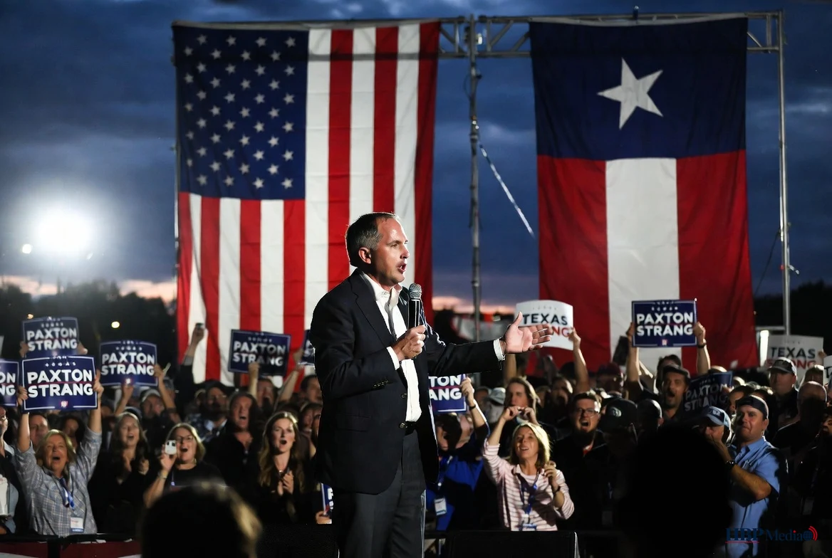 Ken Paxton spreekt aanhangers toe na Republikeinse voorverkiezing in Texas
