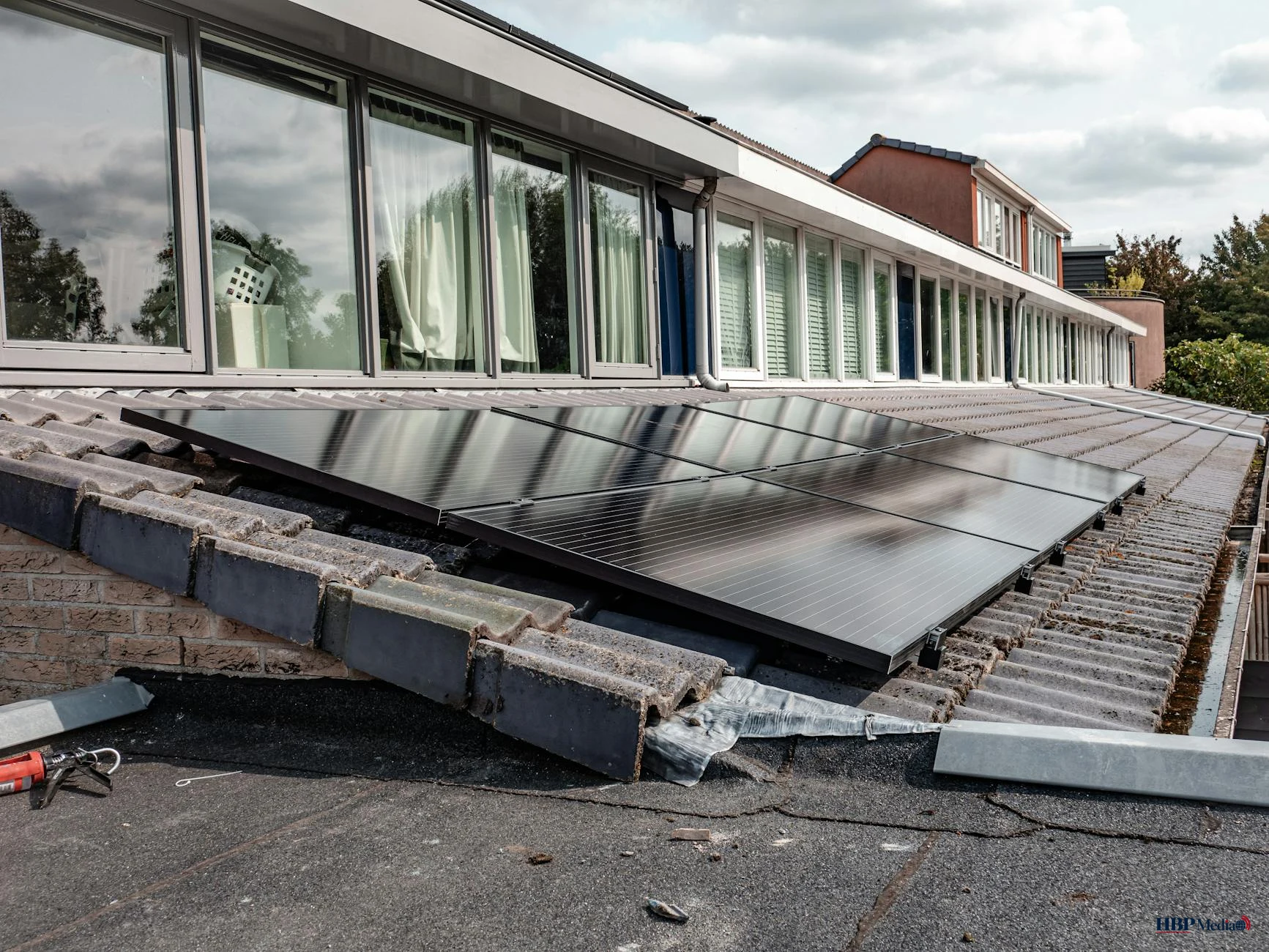 Zonnepanelen op een woning bij zonnig weer in Nederland