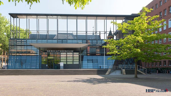 Rechter in een rechtszaal tijdens uitspraak in een strafzaak over sextortion