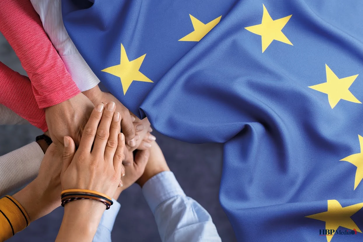 Europese vlaggen voor EU-gebouw tijdens debat over relatie tussen Europa en Verenigde Staten.