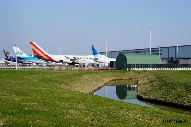 en luchtfoto van Schiphol waar onderzoek naar PFAS-verontreiniging in de bodem en het water wordt uitgevoerd.