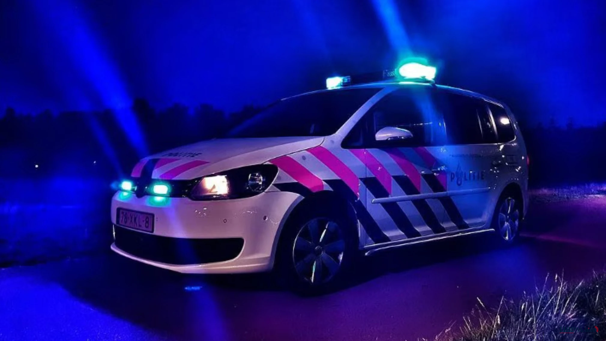Hulpdiensten bij een zwaar verkeersongeval op een snelweg in de nacht