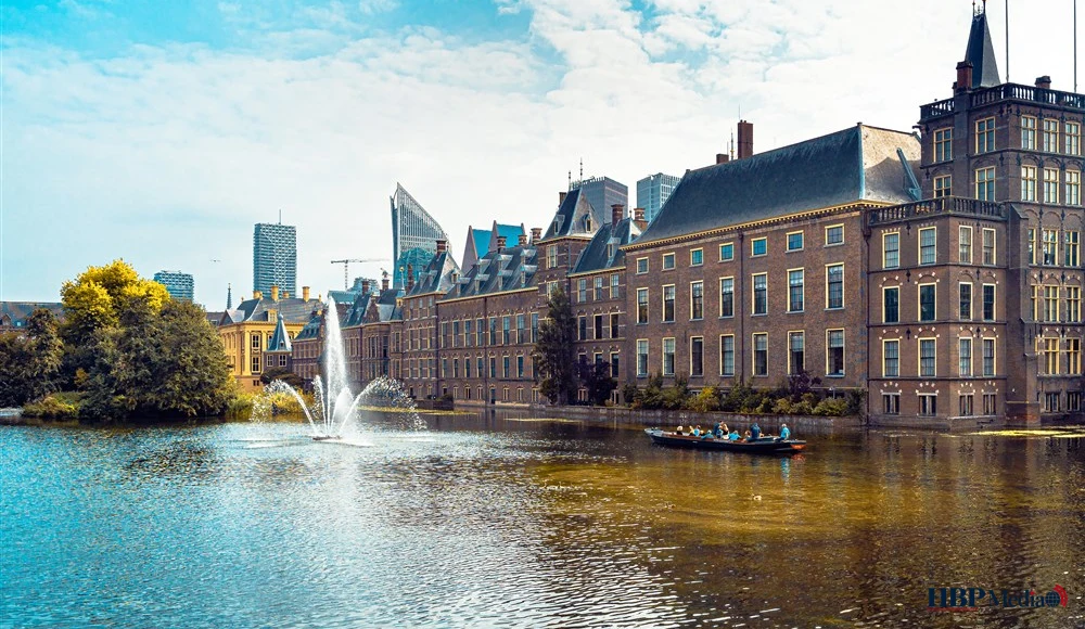 "De Hofvijver met het historische Binnenhof op de achtergrond, het politieke hart van Nederland in Den Haag."