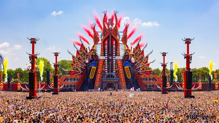 Festivalbezoekers zoeken verkoeling tijdens tropische hitte op een festivalterrein