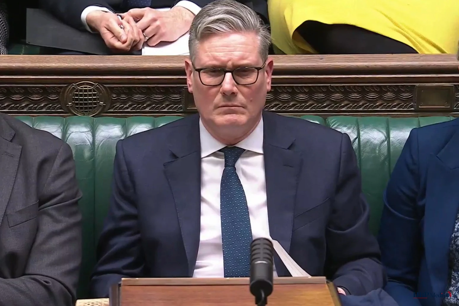 Keir Starmer verlaat met zijn vrouw Victoria een stembureau tijdens lokale verkiezingen in Londen