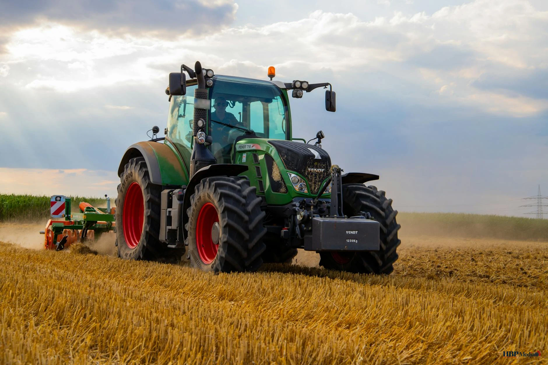 Boer werkt op Nederlands landbouwbedrijf – discussie over Deloitte-onderzoek naar maatschappelijke kosten