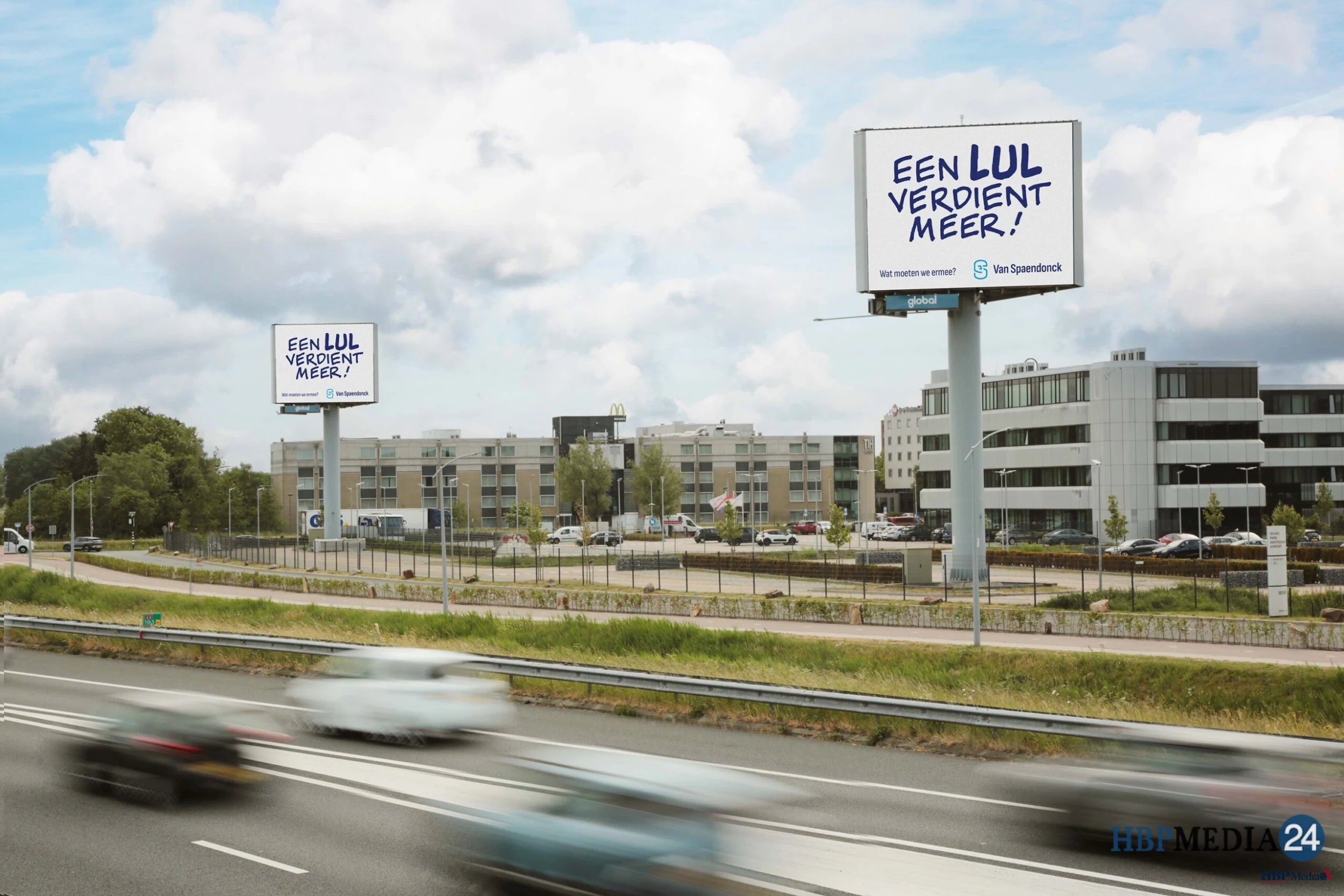 Een opvallend billboard langs de snelweg met de campagne-tekst over loontransparantie.
