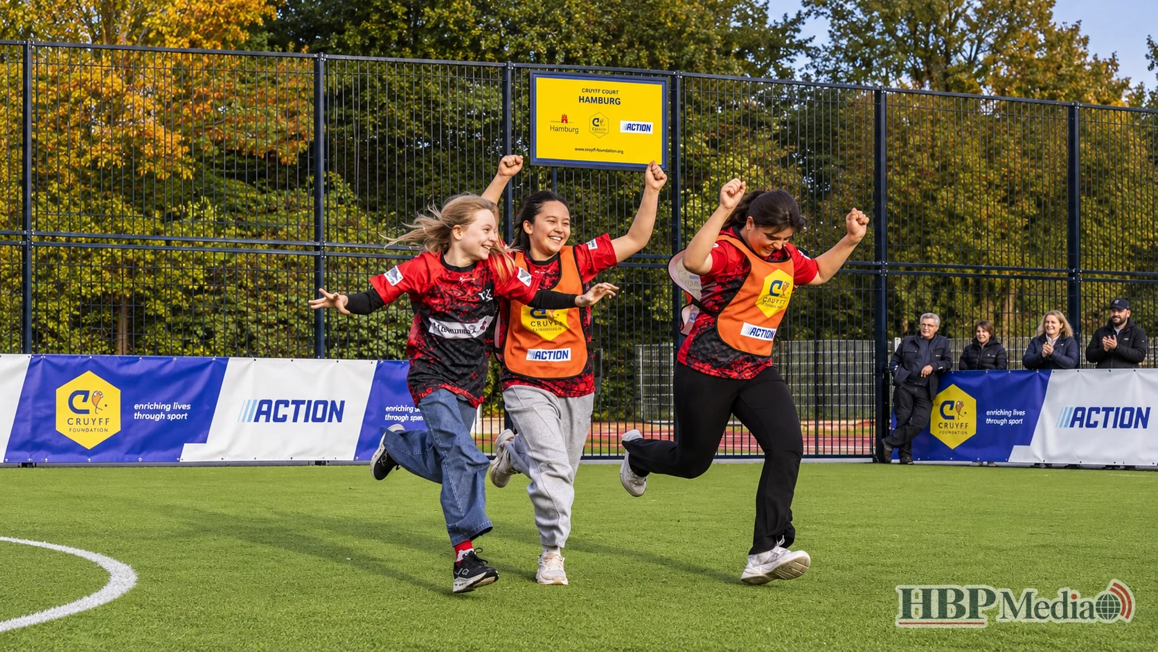 Rafael van der Vaart opent samen met kinderen het nieuwe Cruyff Court in Hamburg-Wilhelmsburg, een initiatief van Action en de Johan Cruyff Foundation.