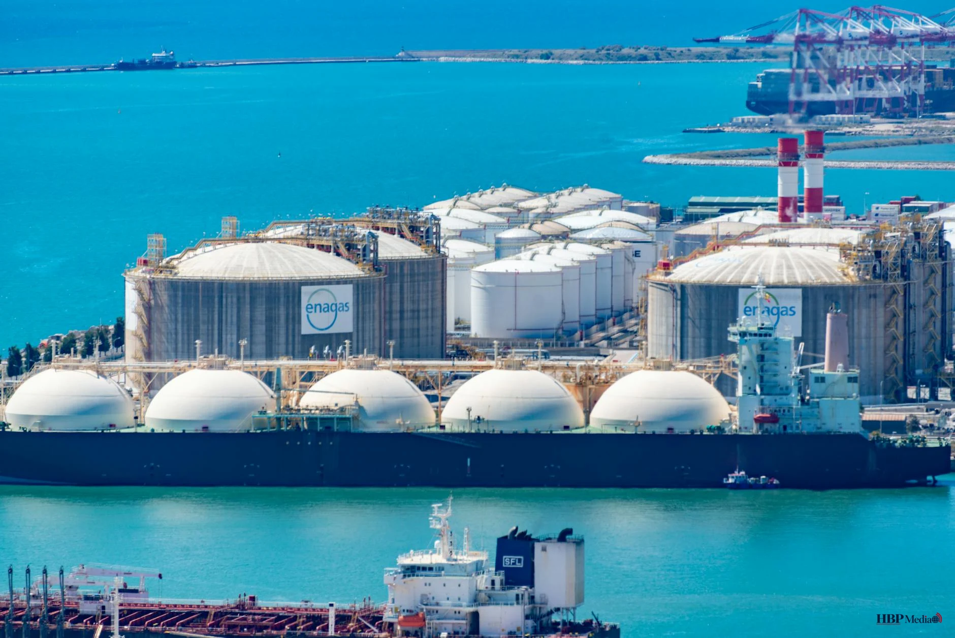 LNG-tanker bij een terminal als symbool voor de energiedeal tussen Canada en Duitsland