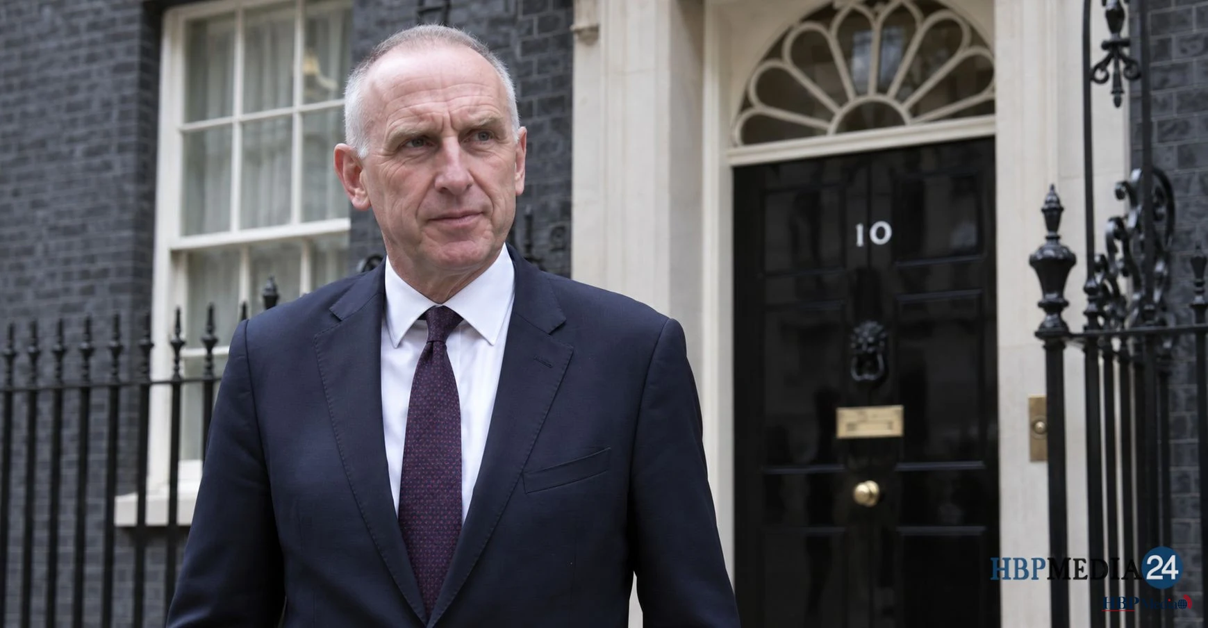 Britse minister van Financiën John Healey bij Downing Street in Londen