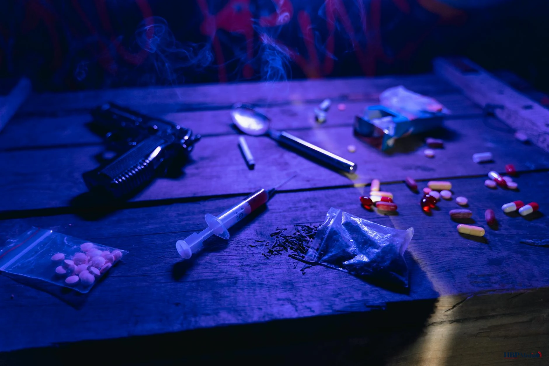 Politieonderzoek bij woning in Voorhout waar drugslab in aanbouw is aangetroffen.