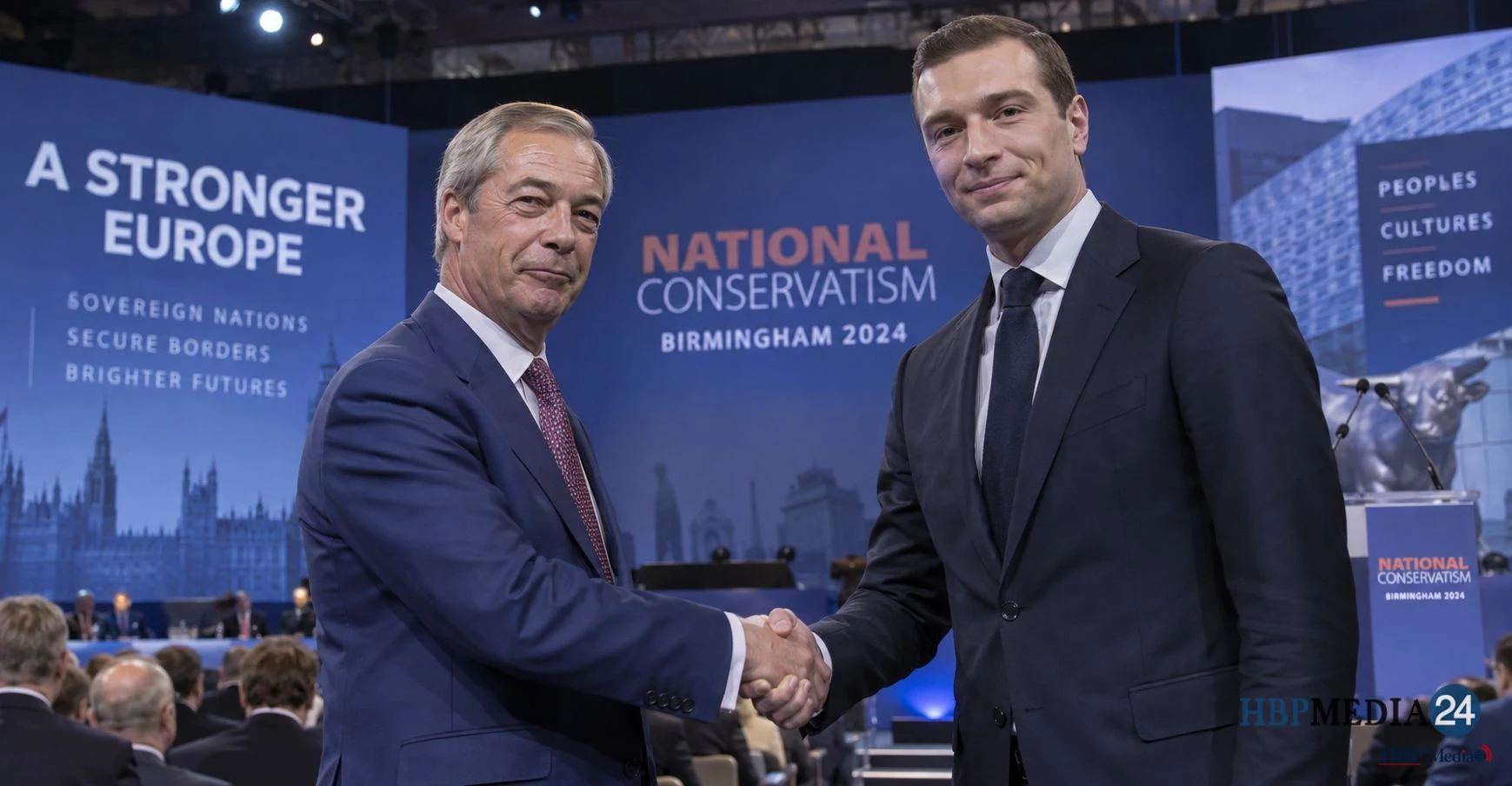 Nigel Farage en Jordan Bardella schudden de hand op een conferentie in Birmingham