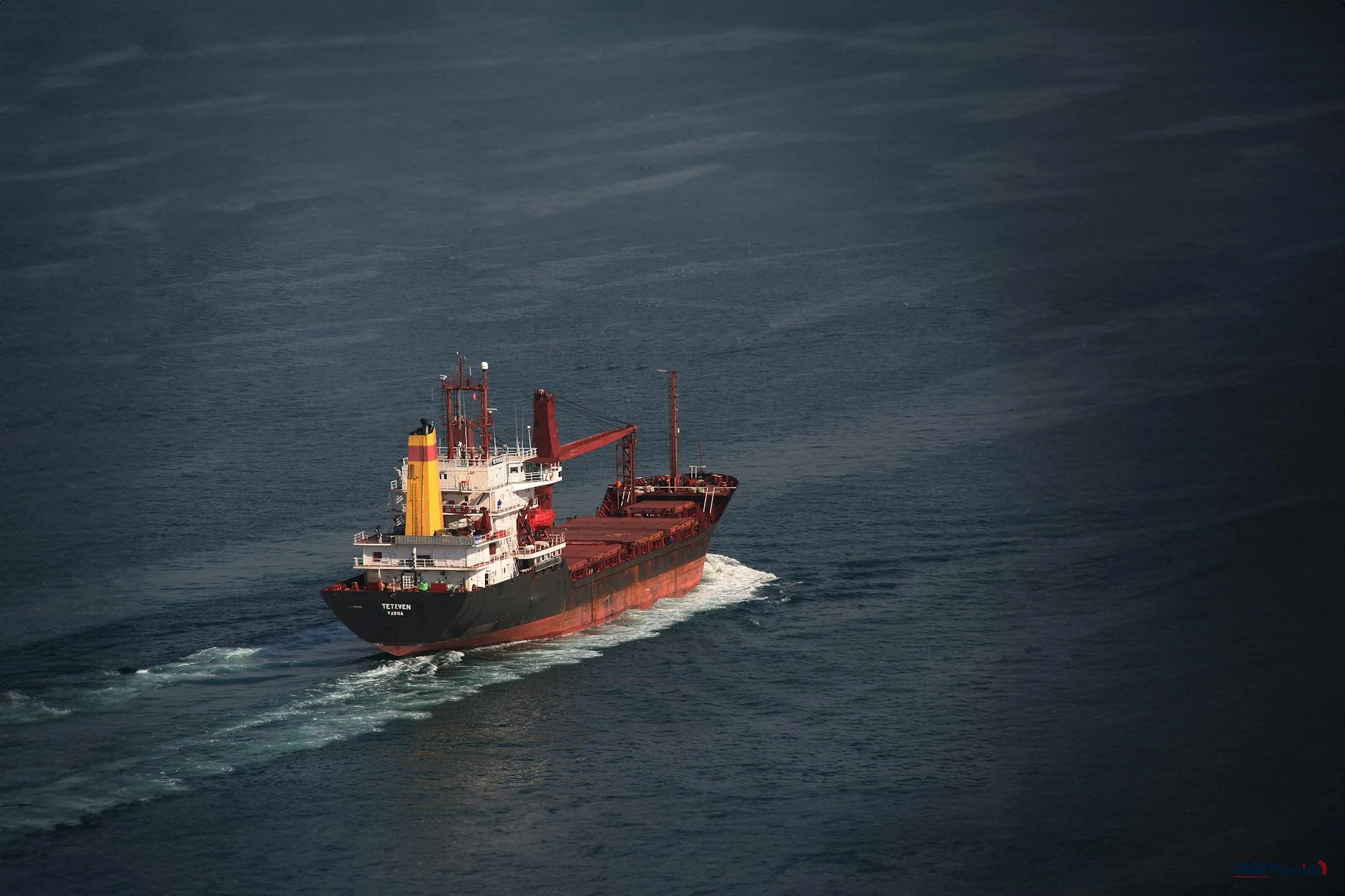 Een vrachtschip vaart richting de Straat van Hormuz terwijl de spanningen tussen de VS en Iran oplopen.