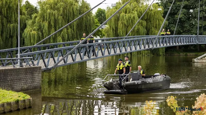 Politie zoekt in de Ringvaartplas in Rotterdam-Prinsenland naar mogelijk het wapen uit de zaak-Rob Zweekhorst