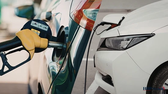 Auto die wordt opgeladen aan een laadpaal tijdens negatieve stroomprijzen. Tagwoorden: benzineprijs, stroomprijs, elektrisch rijden, dynamisch energiecontract,