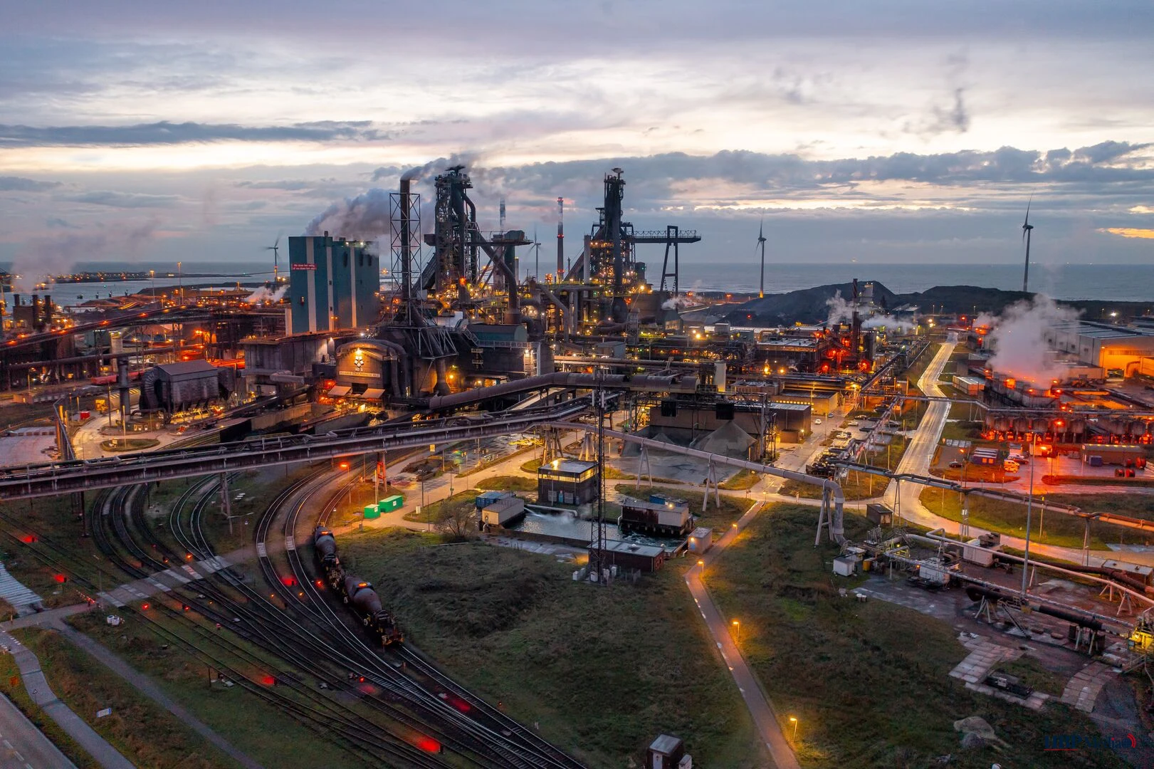 Rookpluimen boven Tata Steel bij de kust van IJmuiden