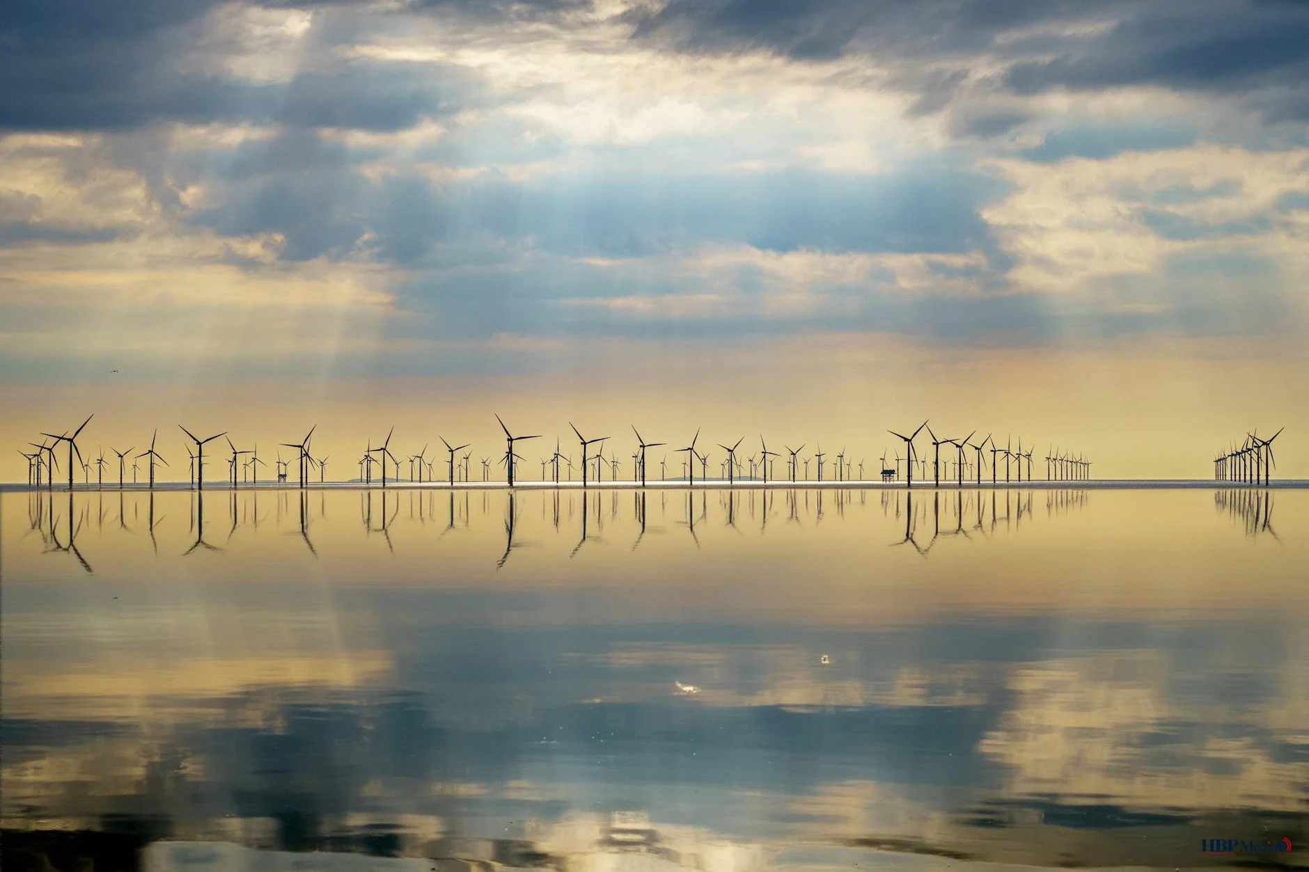 Hoogspanningsinfrastructuur in een kustregio waar stroom van windparken op zee aan land komt