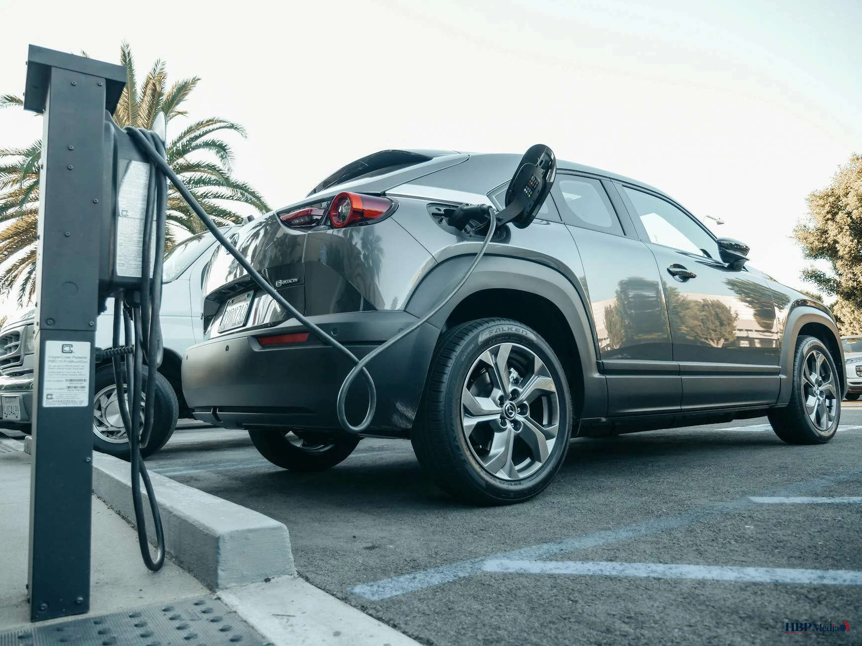 Grafiek autoverkoop en EV-marktaandeel november 2025