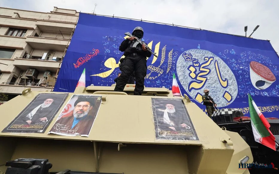Jonge minderjarige jongens in militaire kleding patrouilleren in een straat in Teheran, Iran
