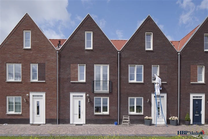 Rijksmonumenten en appartementen in een grote stad als symbool voor de woningmarkt.