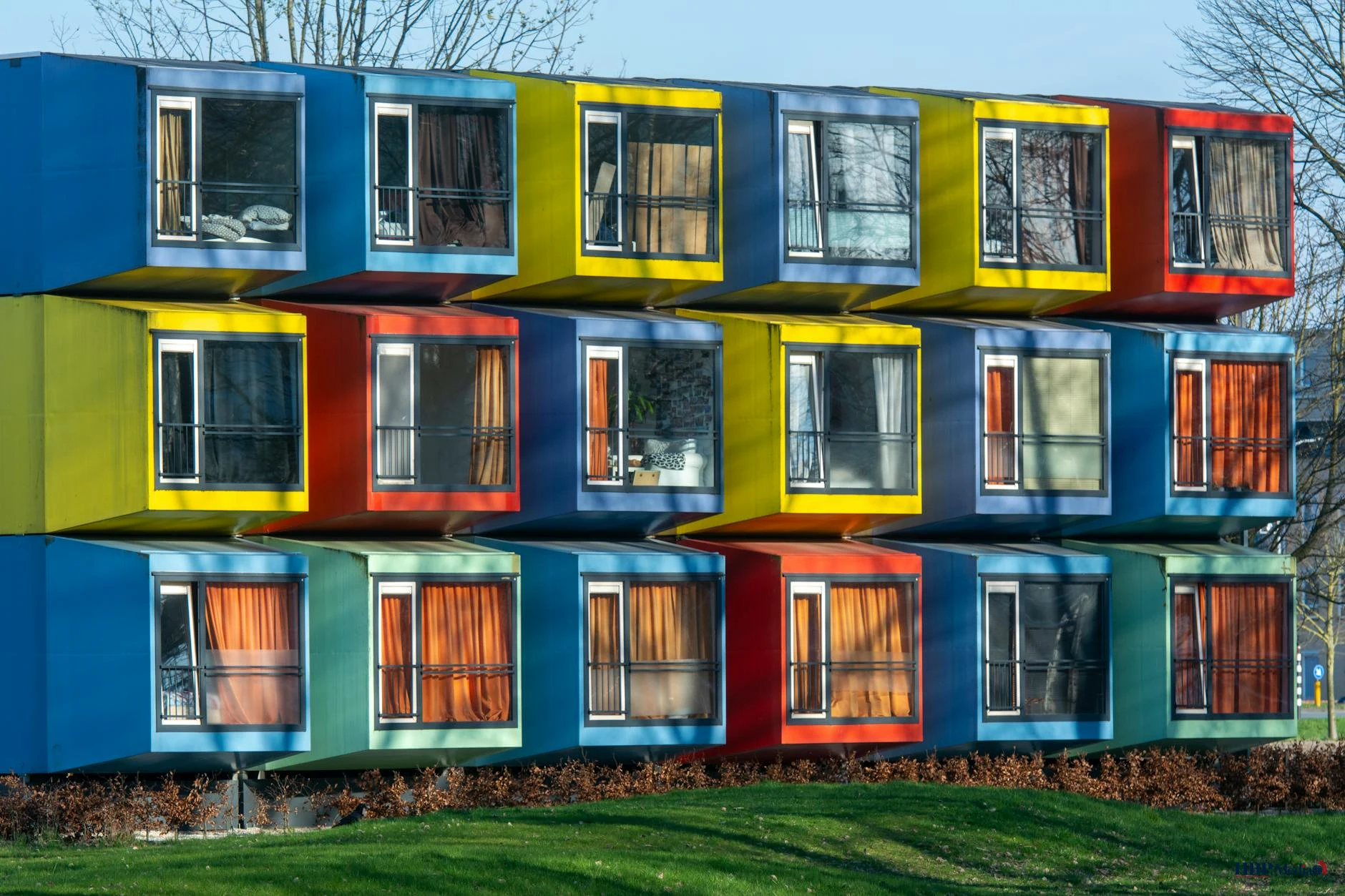 Appartementen en woningen in een Europese stad als beeld bij de wooncrisis in Europa