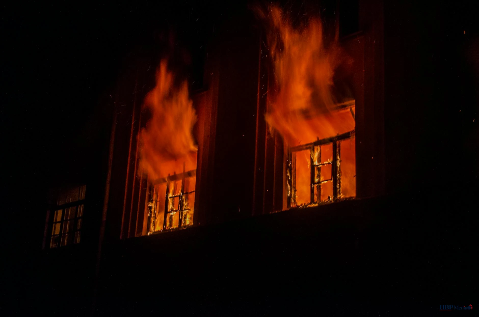 Interieur van een appartement met zware brandschade en beroete muren na brandstichting.