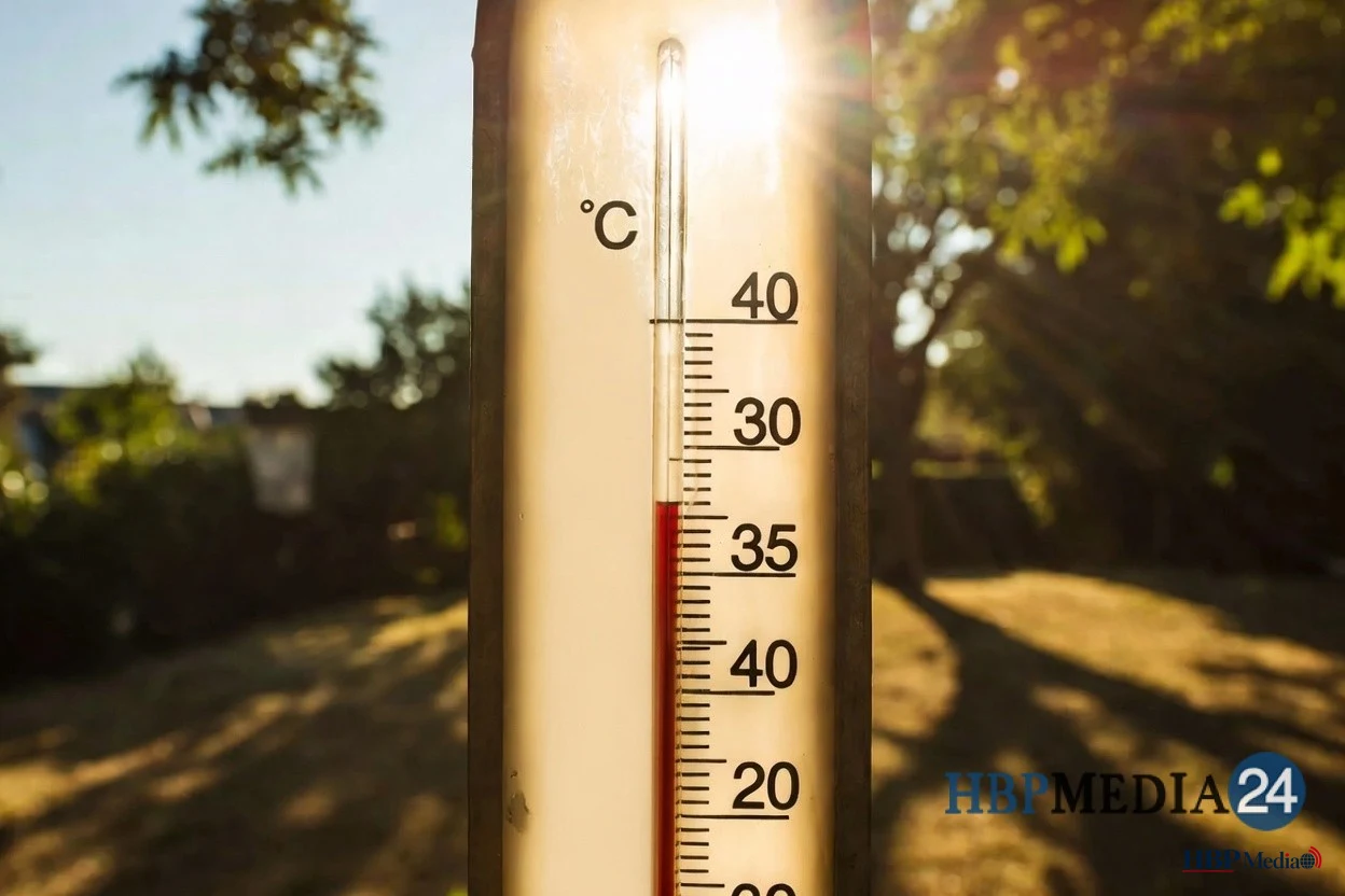 Een thermometer in de volle zon die een temperatuur van meer dan 35 graden aanwijst