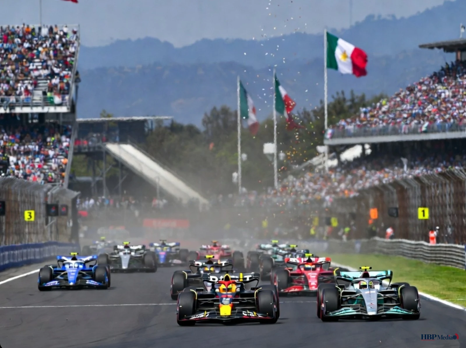 Formule 1-bolides op het Autódromo Hermanos Rodríguez-circuit tijdens de Grand Prix van Mexico.