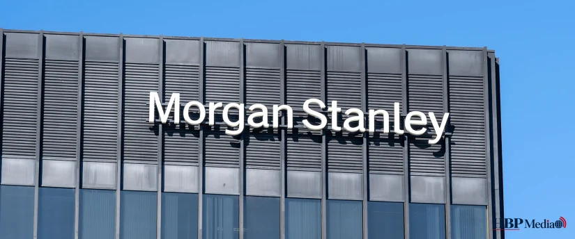 Gevel van een groot internationaal bankgebouw met het logo van Morgan Stanley
