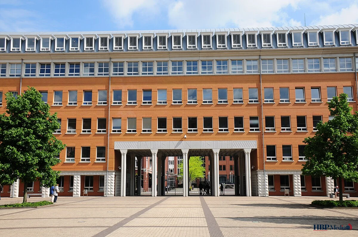 Illustratie van een rechtbankgebouw na een uitspraak in een strafzaak