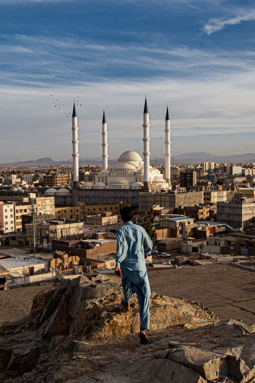 man running towards makki grand mosque