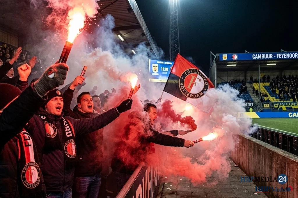 Supporters op de tribune tijdens een voetbalwedstrijd tussen Cambuur en Feyenoord.