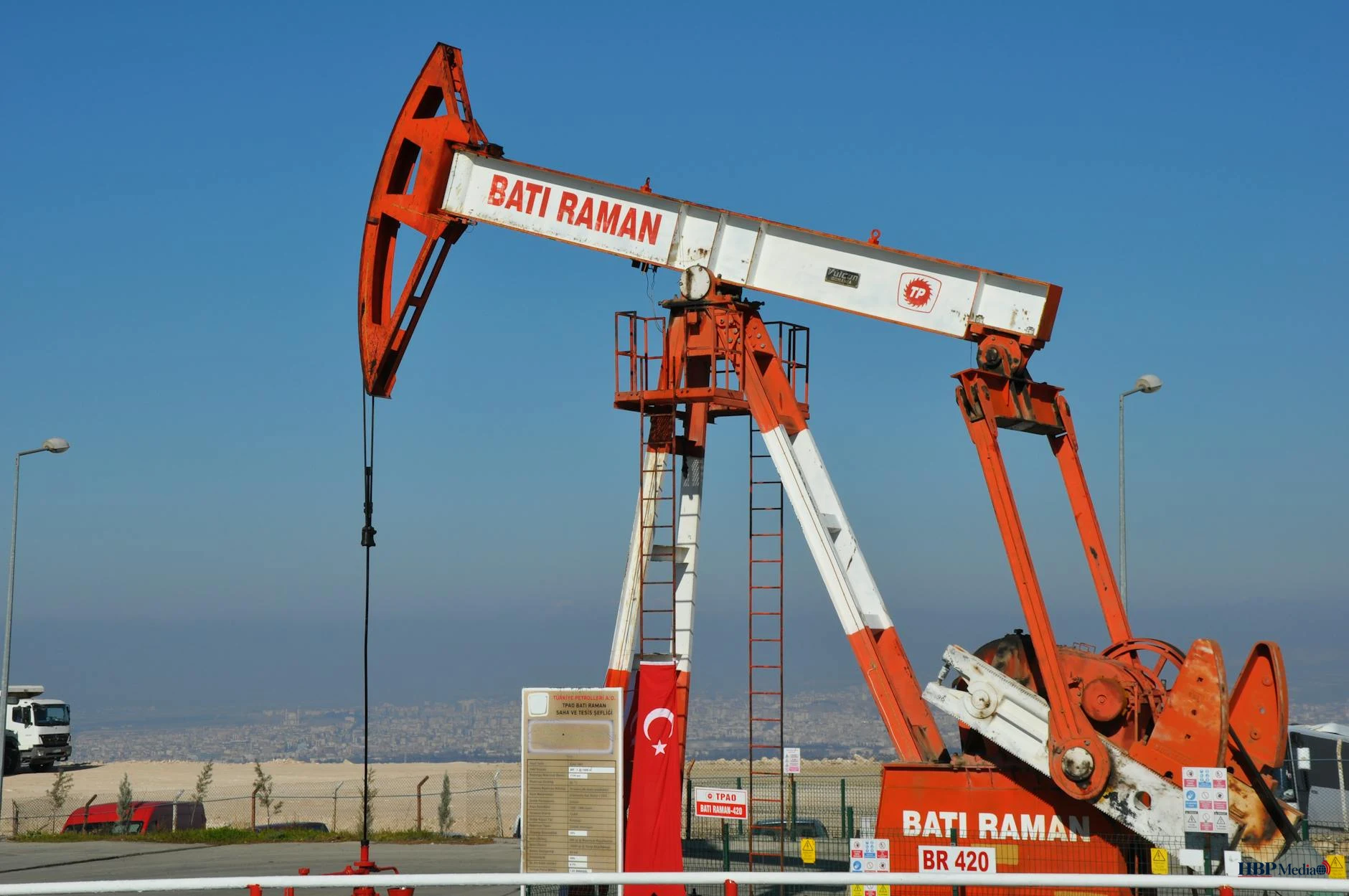 Een verlaten vergaderzaal met het logo van de OPEC op de achtergrond. Tagwoorden: OPEC, VAE, olieprijs, Abu Dhabi, Saoedi-Arabië, energiemarkt, economie, oliekarte