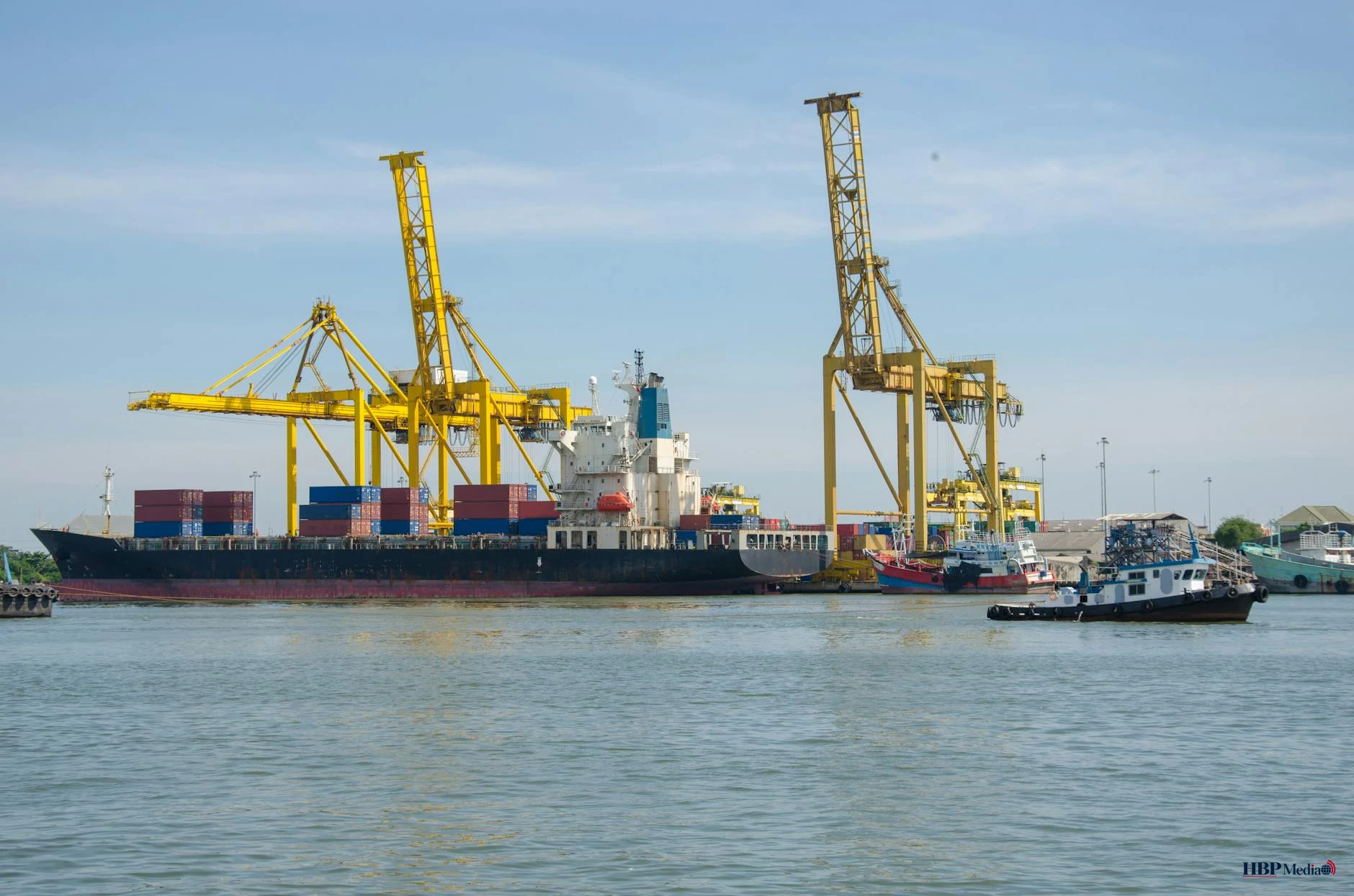 Een groot containerschip in de haven van Rotterdam dat goederen laadt voor de wereldwijde export.
