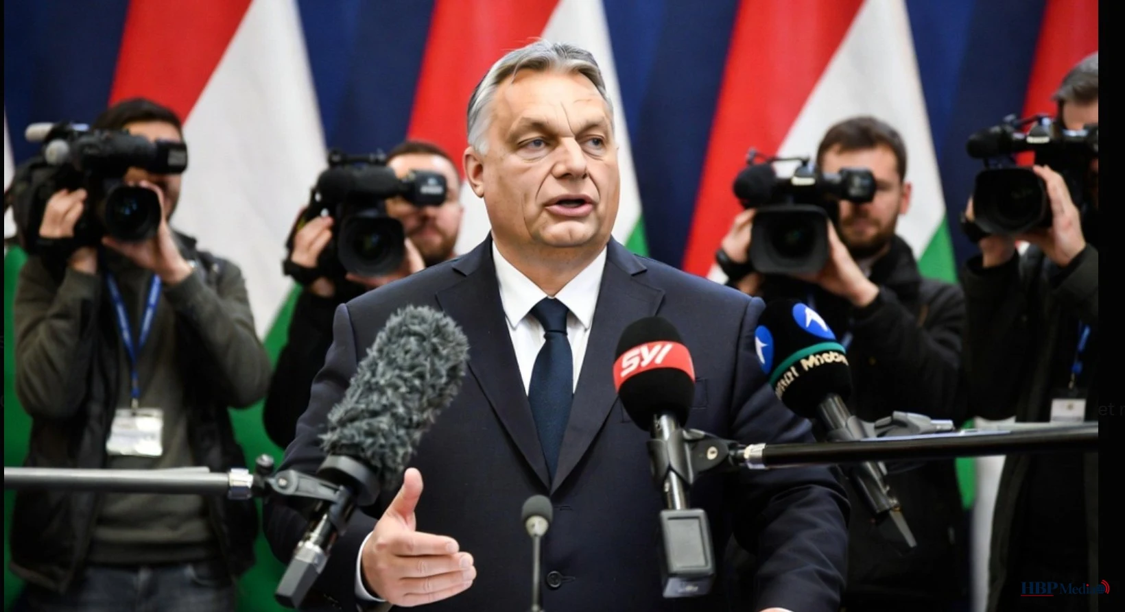 Premier Viktor Orbán spreekt de pers toe tijdens een politieke bijeenkomst over de Hongaarse verkiezingen.
