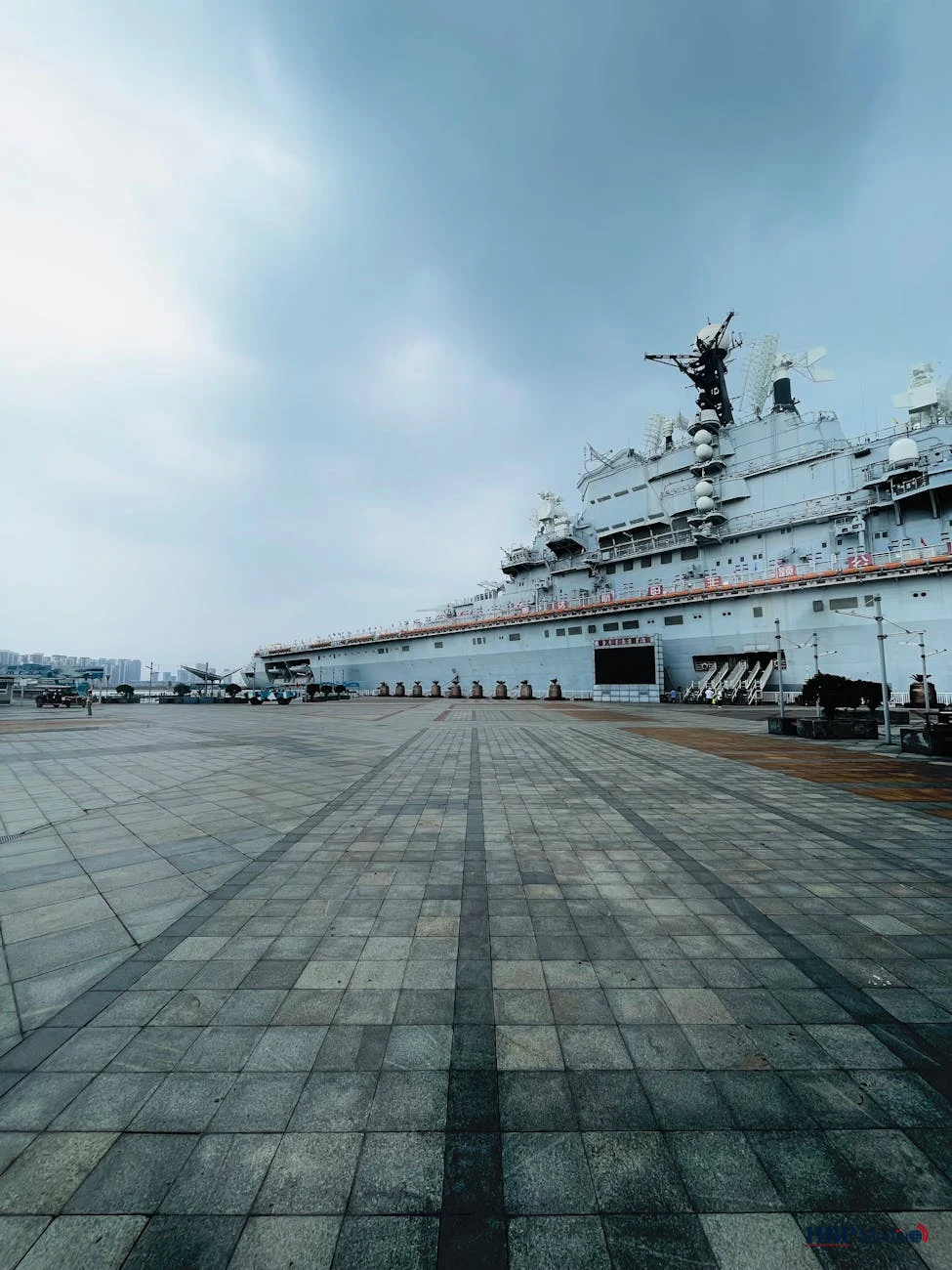 Chinese marineschepen varen tijdens een oefening op zee.