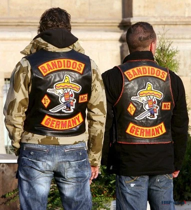 Zwart motorvest met Bandidos-patches op de achterzijde, waaronder het woord Bandidos en chapter-aanduiding in oranje letters