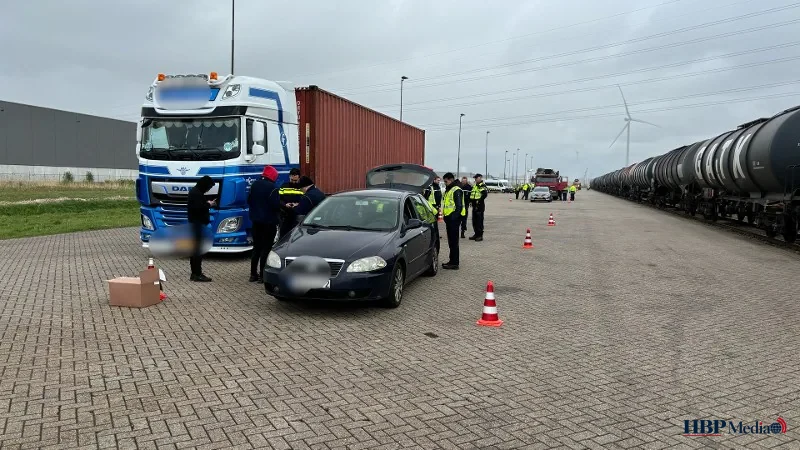 31 bekeuringen en aandacht voor ondermijnende criminaliteit bij grote verkeerscontrole Moerdijk